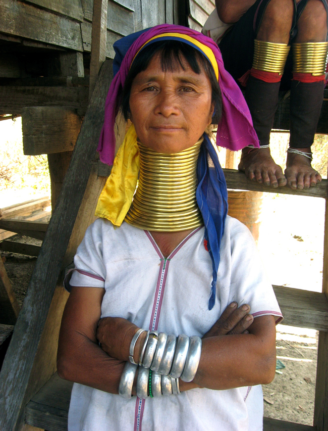 Cổ dài nhất thế giới là của những phụ nữ bộ lạc Kareni ở Thái Lan.